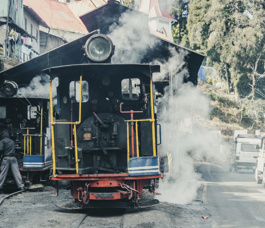 Travel from Darjeeling to Kalimpong: 50 km in 2 hours.